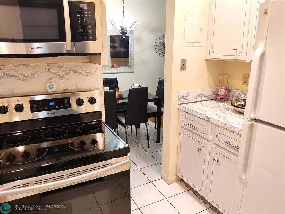 For Sale: $175,000 (2 beds, 1 baths, 840 Square Feet)