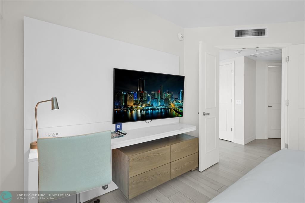 For Sale: $570,000 (1 beds, 2 baths, 1028 Square Feet)