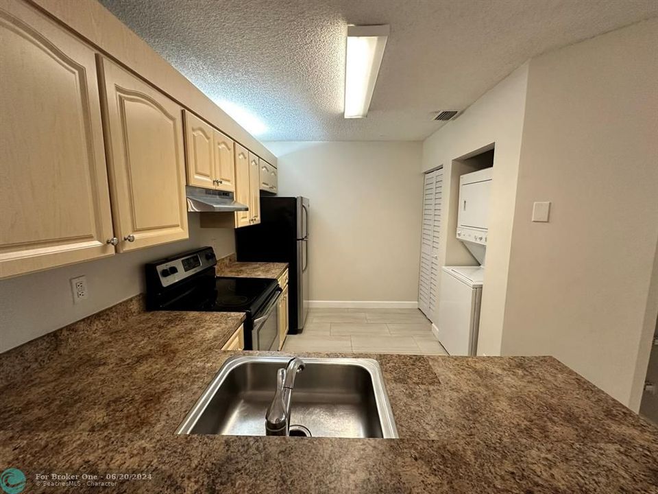 For Sale: $275,000 (2 beds, 2 baths, 1106 Square Feet)