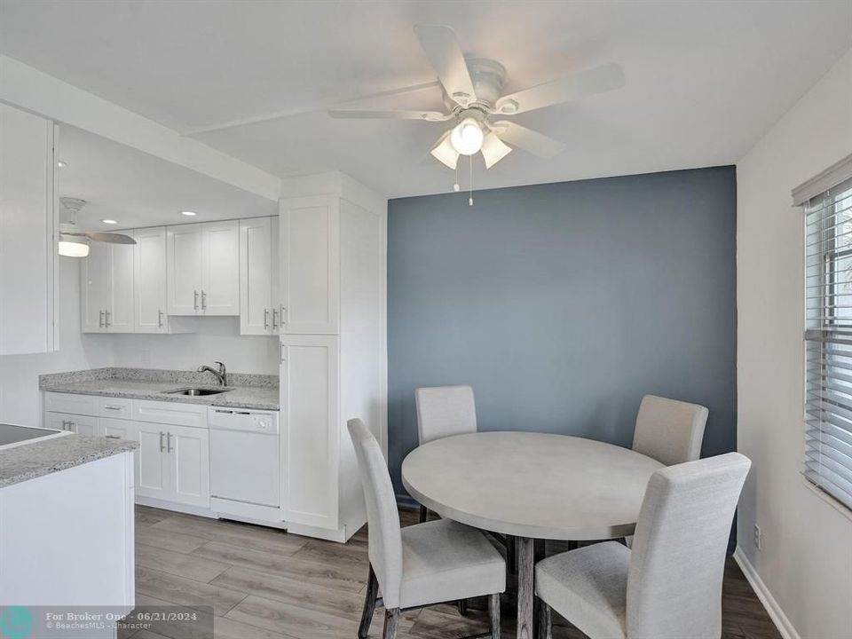 For Sale: $219,000 (2 beds, 1 baths, 861 Square Feet)