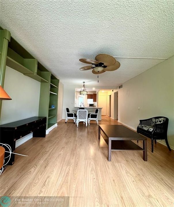 For Sale: $184,900 (1 beds, 1 baths, 730 Square Feet)