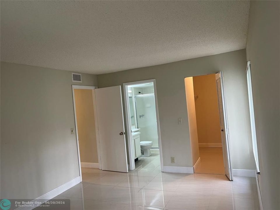 For Sale: $260,000 (2 beds, 2 baths, 1005 Square Feet)