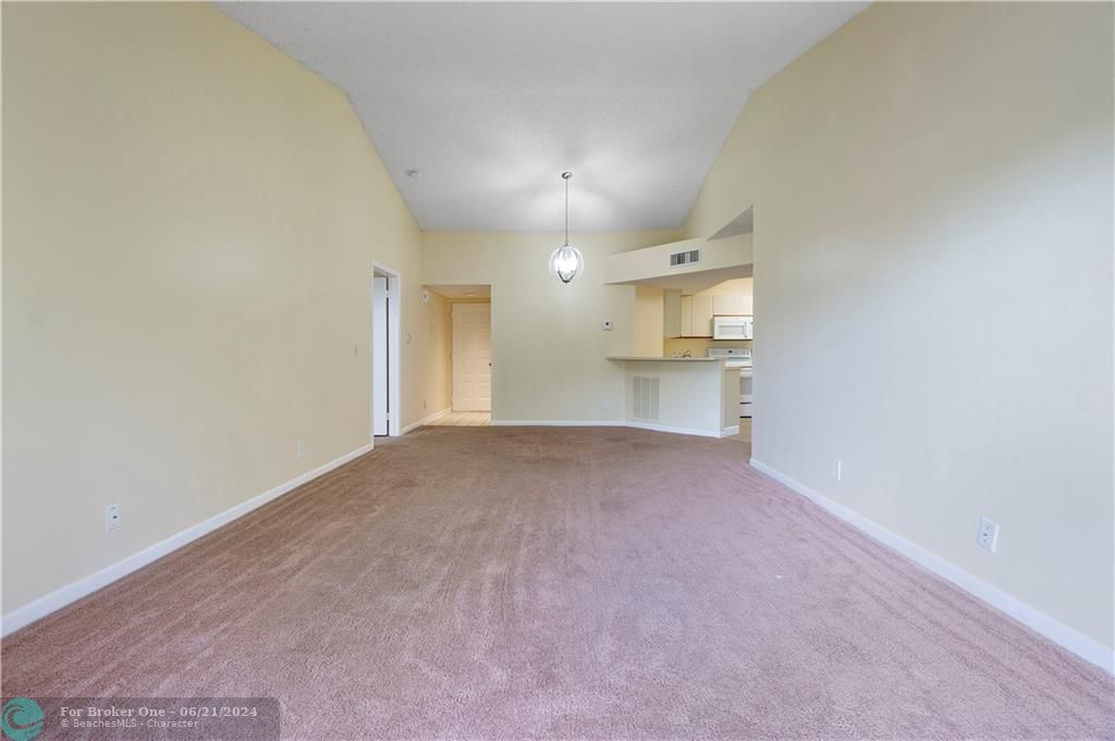 Active With Contract: $1,800 (2 beds, 2 baths, 984 Square Feet)