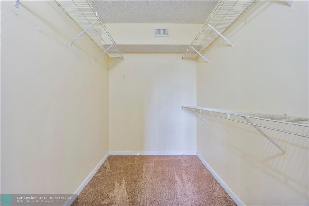 Active With Contract: $1,800 (2 beds, 2 baths, 984 Square Feet)
