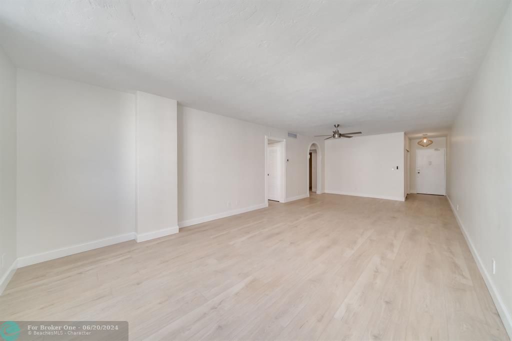 Active With Contract: $349,000 (1 beds, 1 baths, 850 Square Feet)