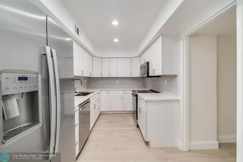 Active With Contract: $349,000 (1 beds, 1 baths, 850 Square Feet)