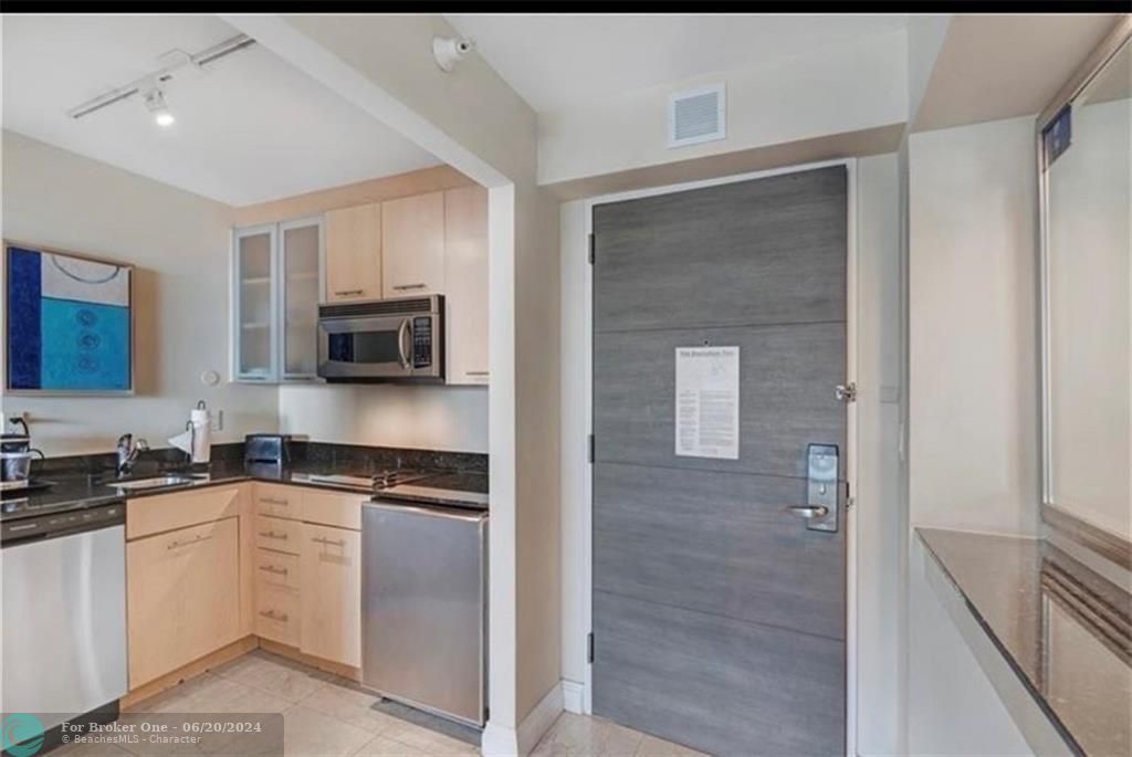 For Sale: $199,000 (1 beds, 1 baths, 548 Square Feet)