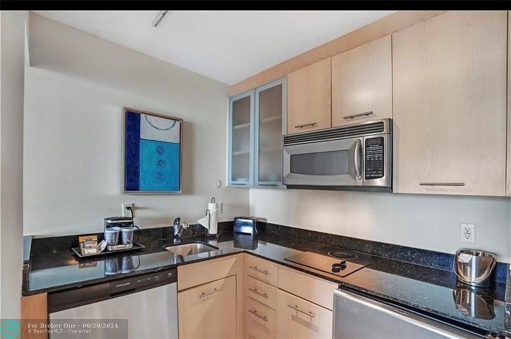 For Sale: $199,000 (1 beds, 1 baths, 548 Square Feet)