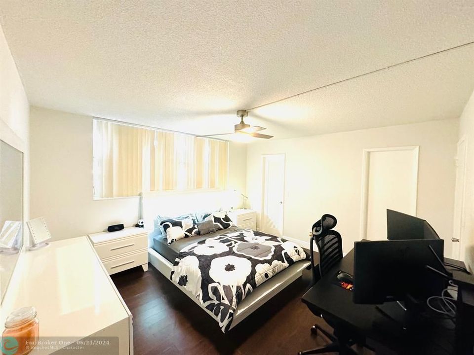For Sale: $177,000 (1 beds, 1 baths, 700 Square Feet)