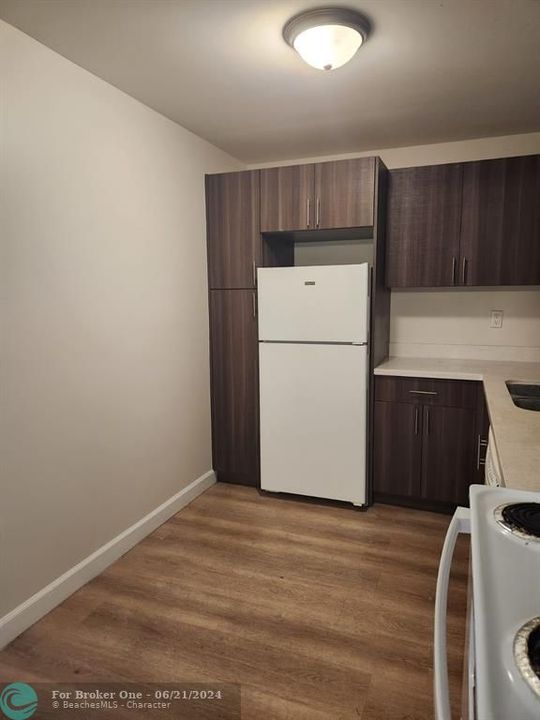 Active With Contract: $1,800 (2 beds, 2 baths, 1042 Square Feet)