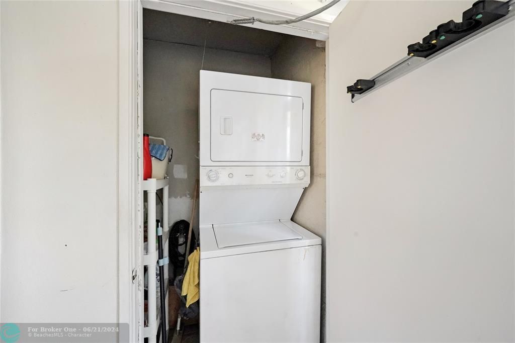 For Sale: $250,000 (2 beds, 2 baths, 1050 Square Feet)
