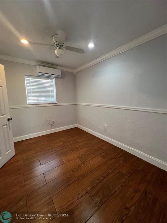 Active With Contract: $1,700 (2 beds, 1 baths, 880 Square Feet)