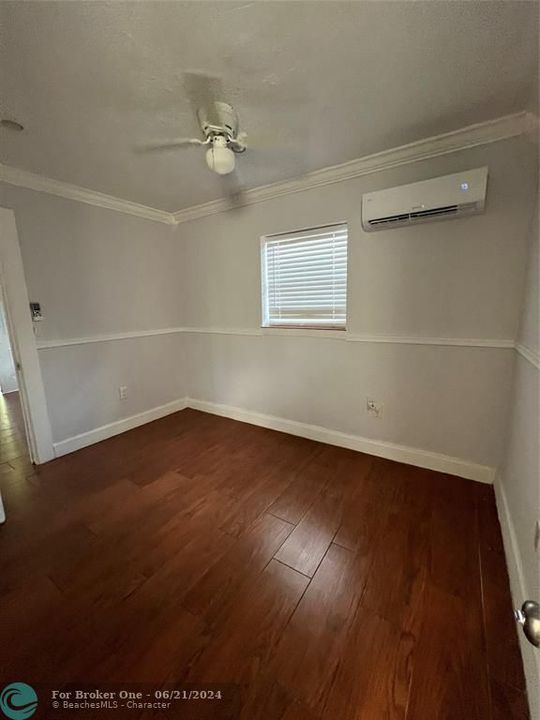 Active With Contract: $1,700 (2 beds, 1 baths, 880 Square Feet)