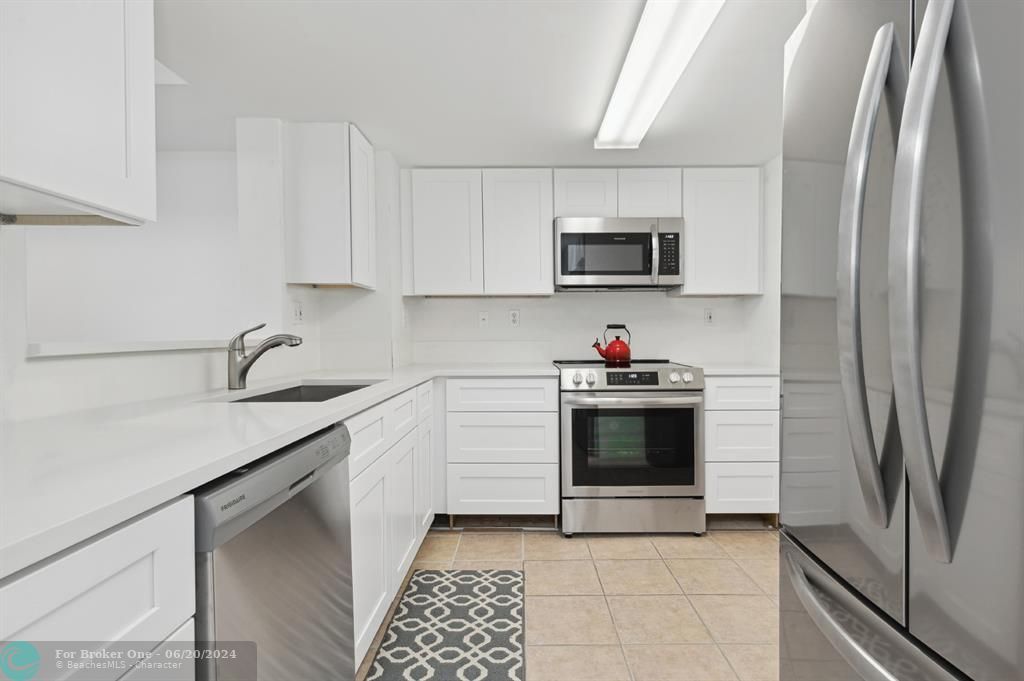 For Sale: $399,000 (2 beds, 1 baths, 894 Square Feet)