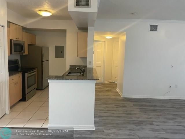 Active With Contract: $2,600 (2 beds, 2 baths, 1205 Square Feet)