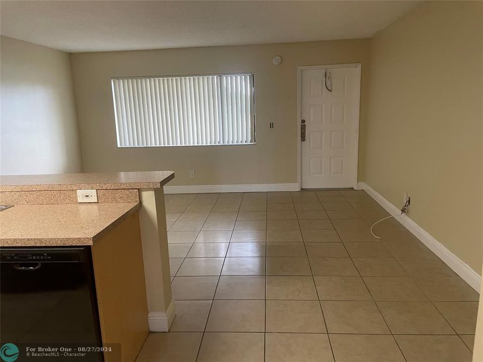 For Sale: $184,900 (1 beds, 1 baths, 705 Square Feet)