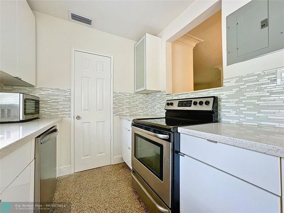 For Rent: $3,250 (3 beds, 1 baths, 989 Square Feet)