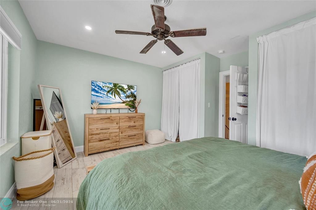 For Sale: $449,000 (2 beds, 1 baths, 1080 Square Feet)