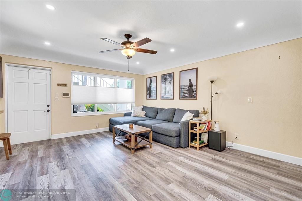 For Sale: $449,000 (2 beds, 1 baths, 1080 Square Feet)