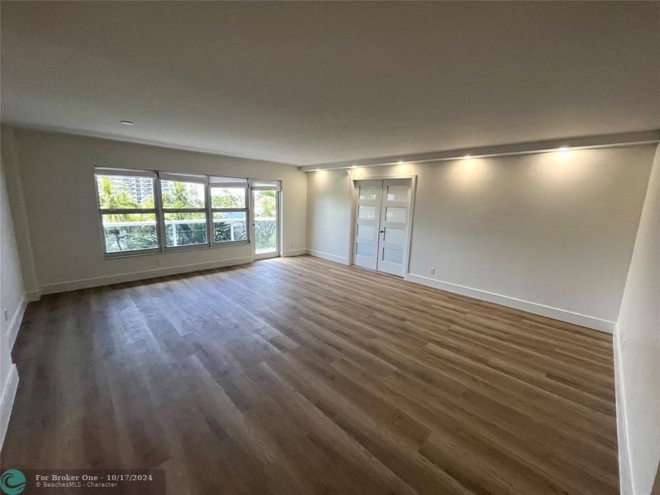 For Sale: $579,000 (1 beds, 1 baths, 1209 Square Feet)