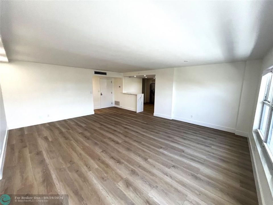 For Sale: $579,000 (1 beds, 1 baths, 1209 Square Feet)