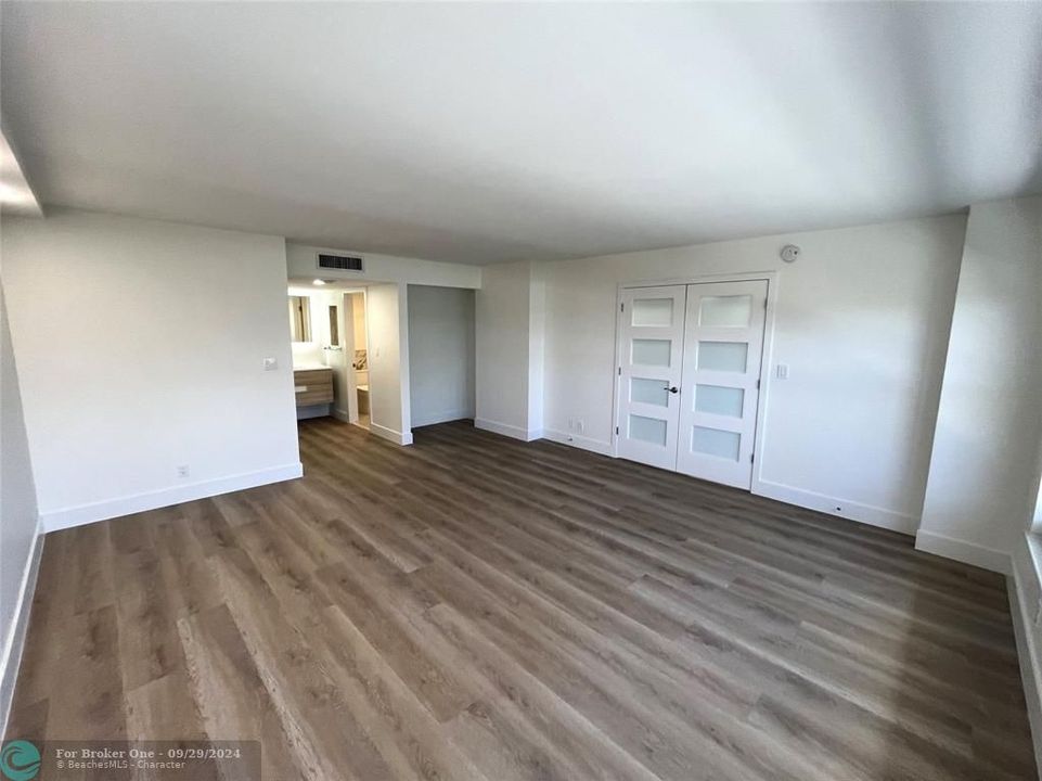 For Sale: $579,000 (1 beds, 1 baths, 1209 Square Feet)