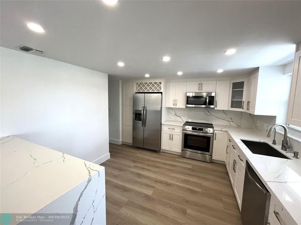 For Sale: $579,000 (1 beds, 1 baths, 1209 Square Feet)