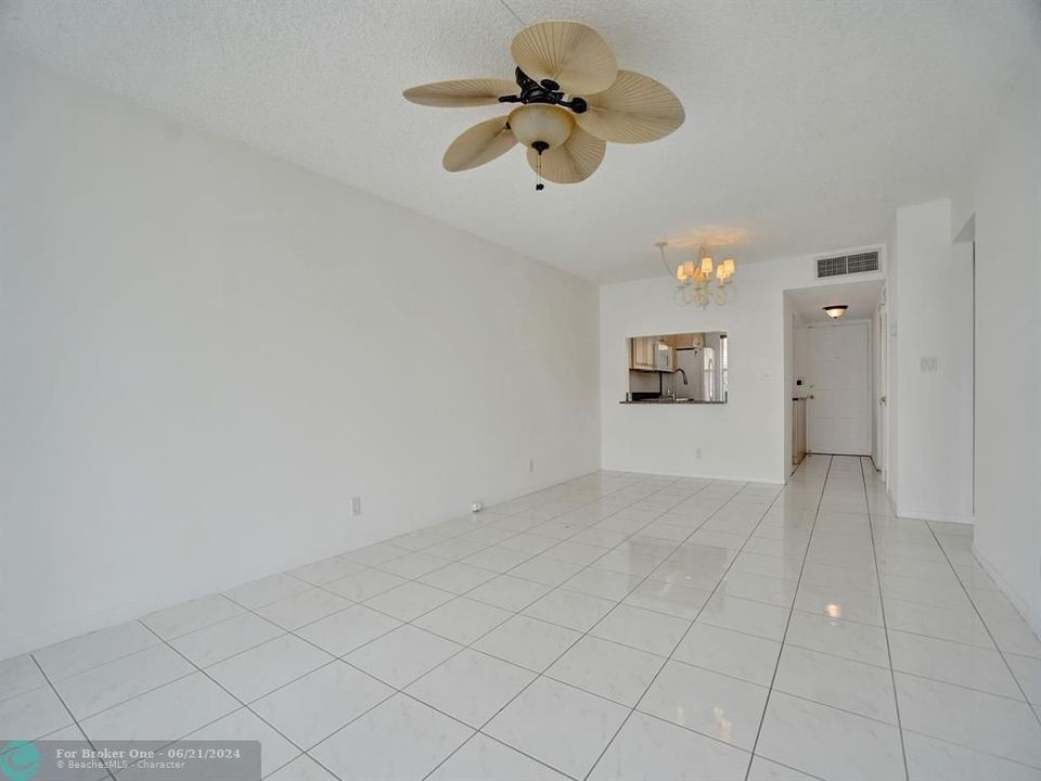 For Sale: $358,000 (2 beds, 2 baths, 1068 Square Feet)