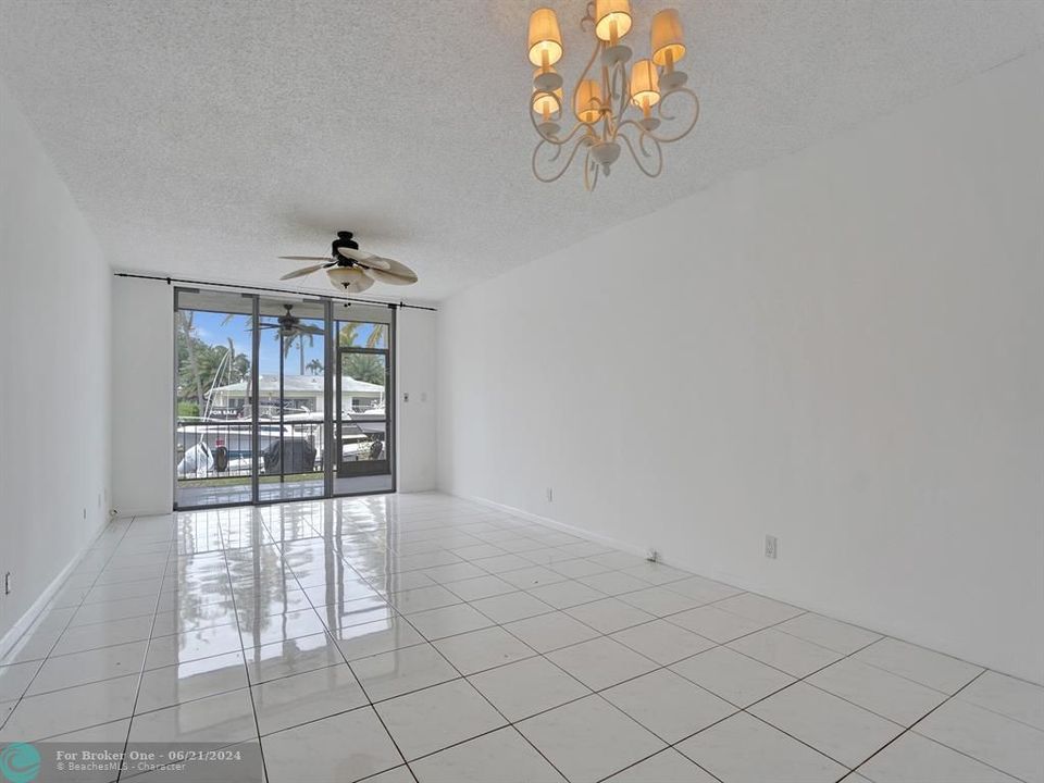 For Sale: $358,000 (2 beds, 2 baths, 1068 Square Feet)