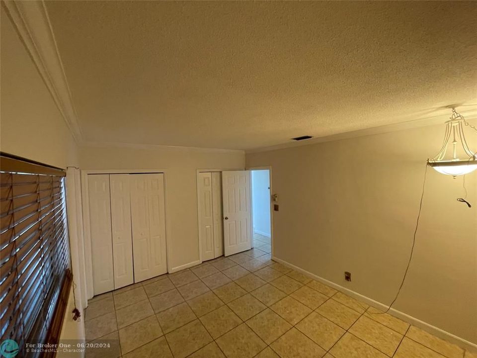 For Sale: $229,000 (2 beds, 1 baths, 830 Square Feet)