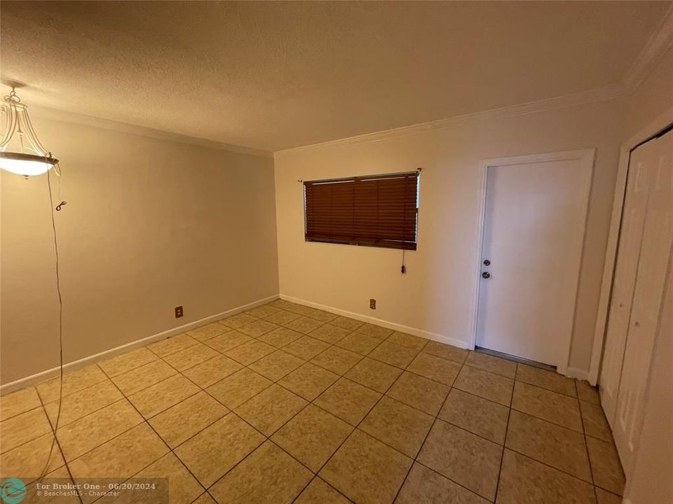 For Sale: $229,000 (2 beds, 1 baths, 830 Square Feet)