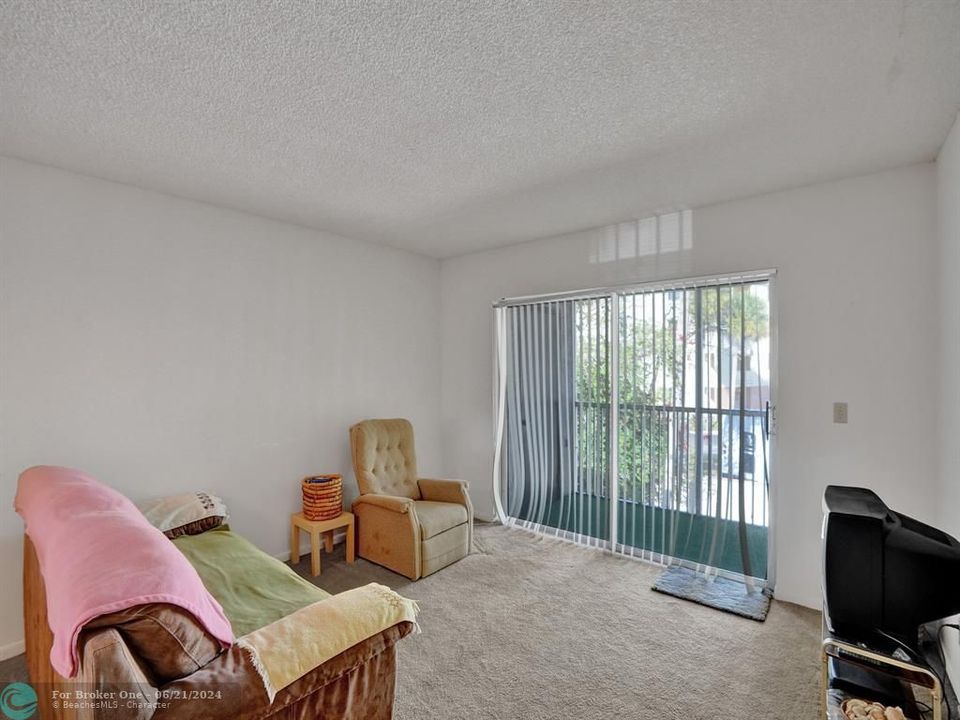For Sale: $219,900 (2 beds, 2 baths, 805 Square Feet)