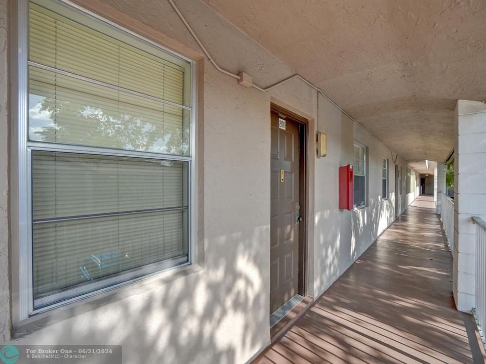 For Sale: $219,900 (2 beds, 2 baths, 805 Square Feet)