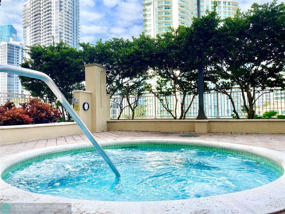 Active With Contract: $2,350 (1 beds, 1 baths, 0 Square Feet)