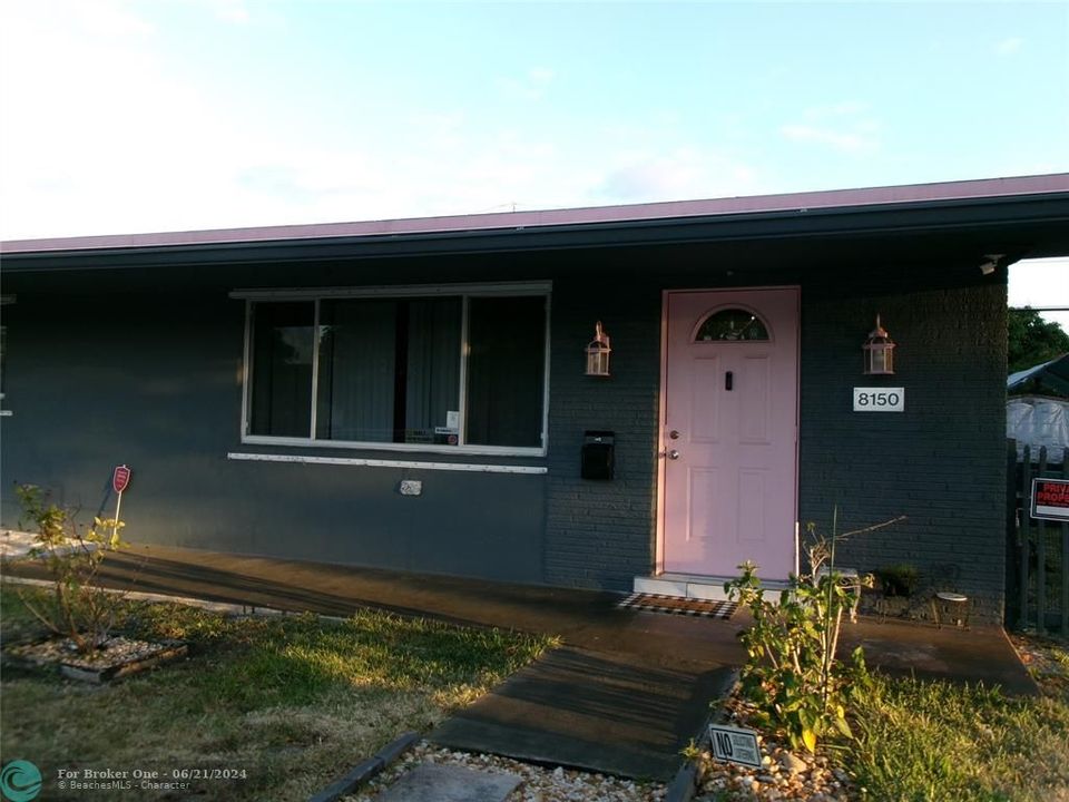 For Sale: $400,000 (2 beds, 1 baths, 897 Square Feet)