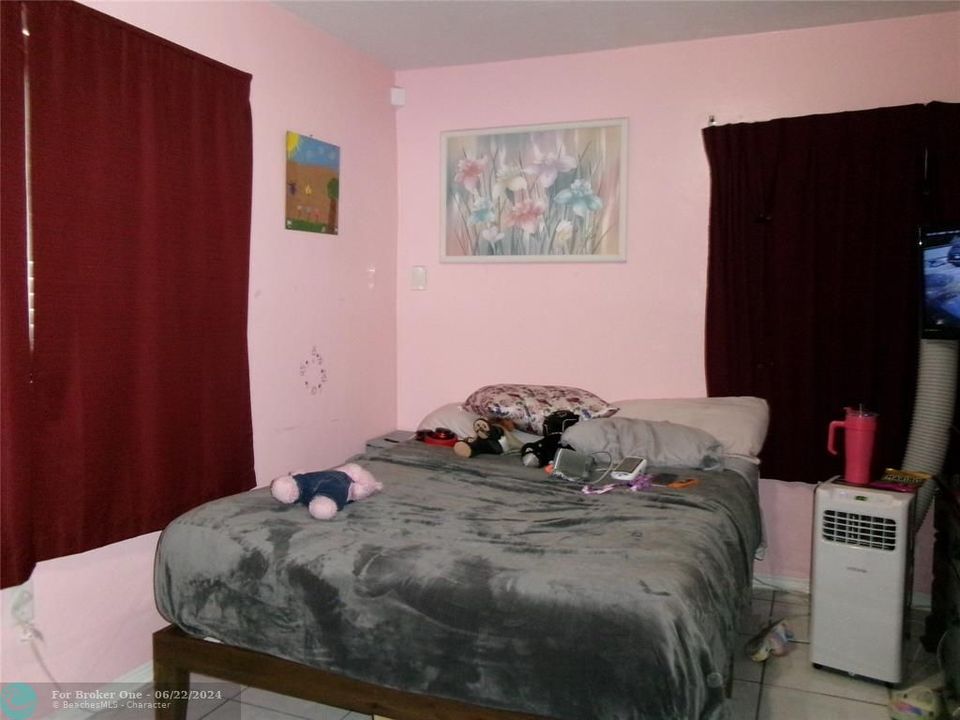 For Sale: $400,000 (2 beds, 1 baths, 897 Square Feet)