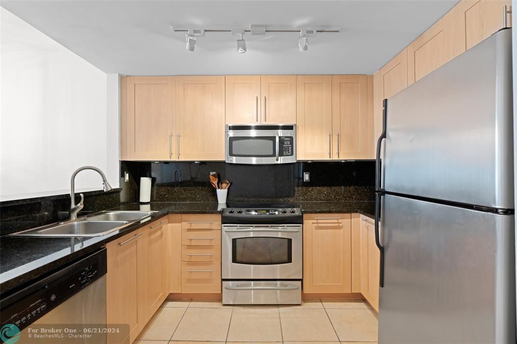 For Rent: $2,750 (1 beds, 1 baths, 800 Square Feet)