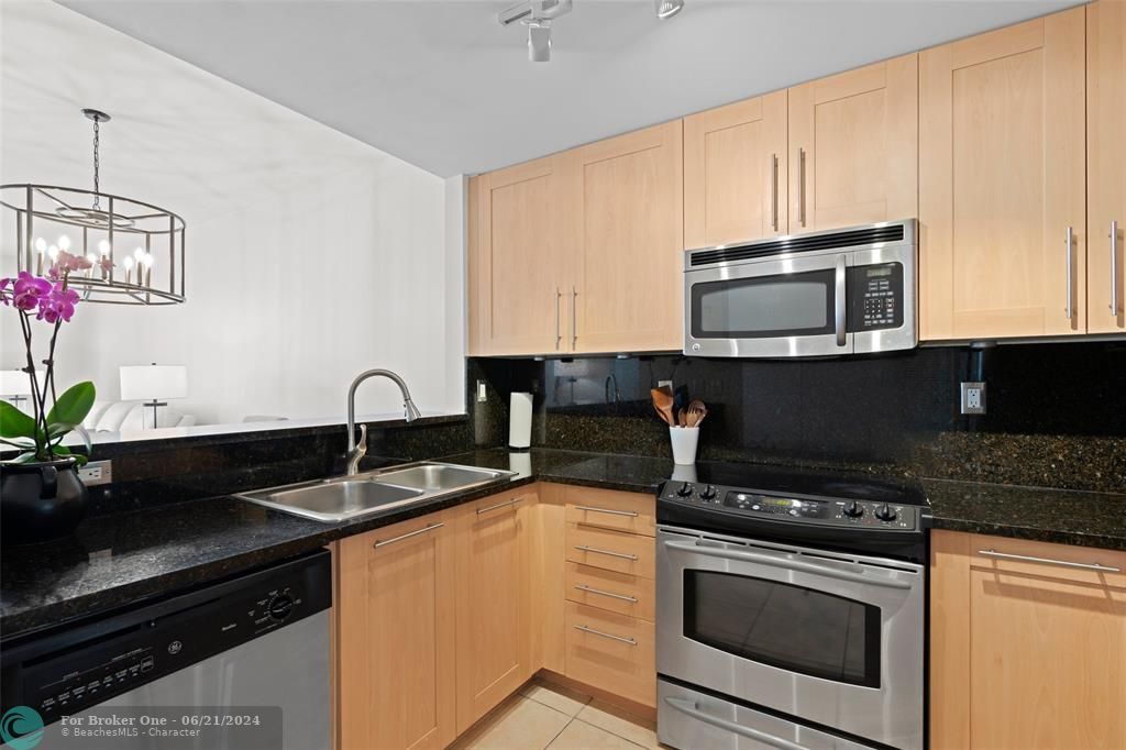 For Rent: $2,750 (1 beds, 1 baths, 800 Square Feet)