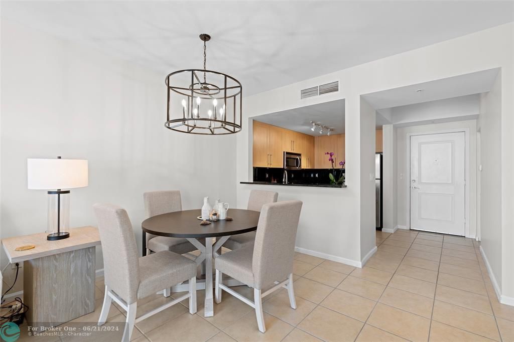 Active With Contract: $2,750 (1 beds, 1 baths, 800 Square Feet)
