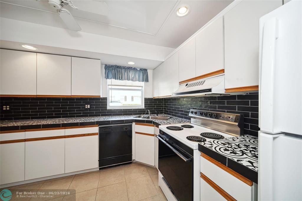 For Sale: $219,900 (2 beds, 2 baths, 1200 Square Feet)