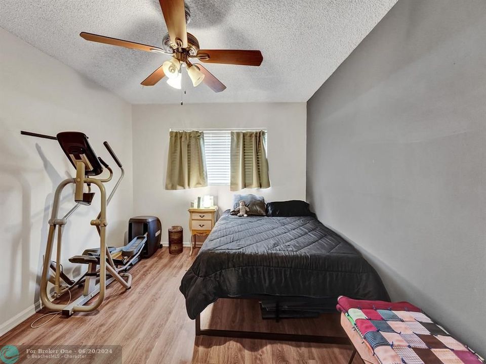 For Sale: $195,000 (1 beds, 1 baths, 682 Square Feet)
