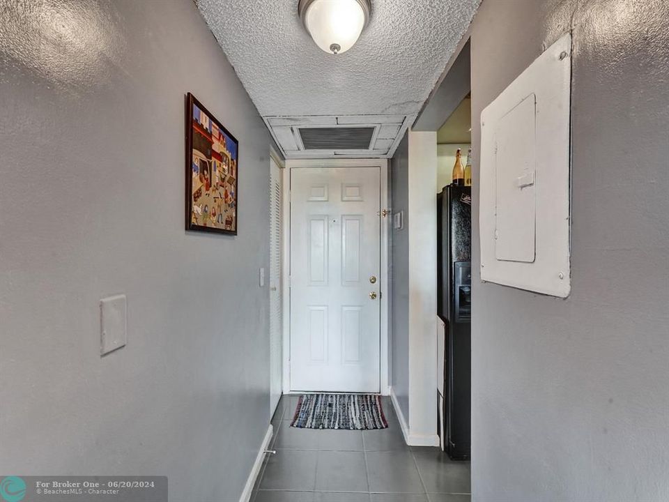 For Sale: $195,000 (1 beds, 1 baths, 682 Square Feet)