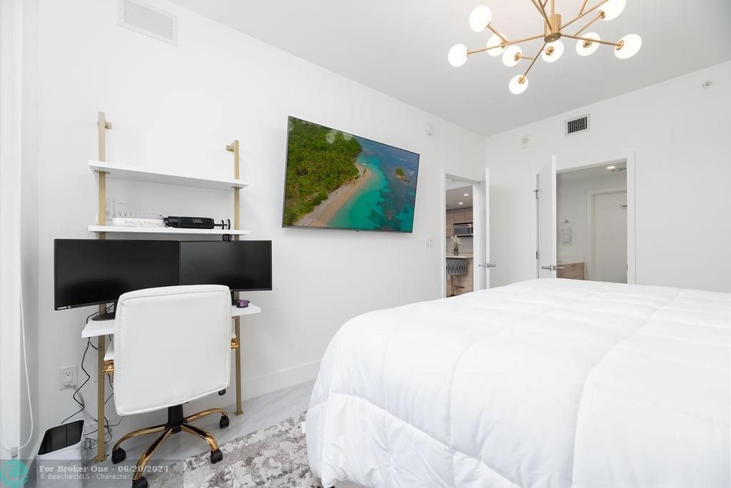For Sale: $575,000 (1 beds, 2 baths, 937 Square Feet)