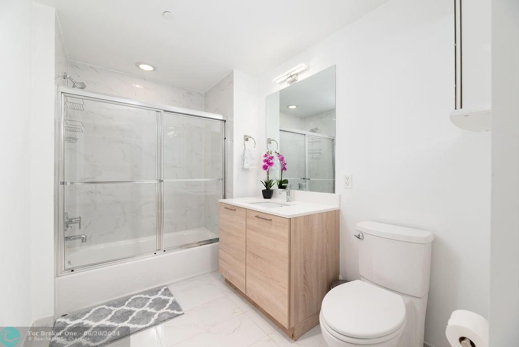 For Sale: $575,000 (1 beds, 2 baths, 937 Square Feet)