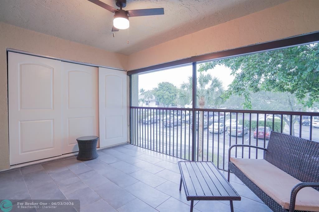 Active With Contract: $275,000 (2 beds, 2 baths, 982 Square Feet)