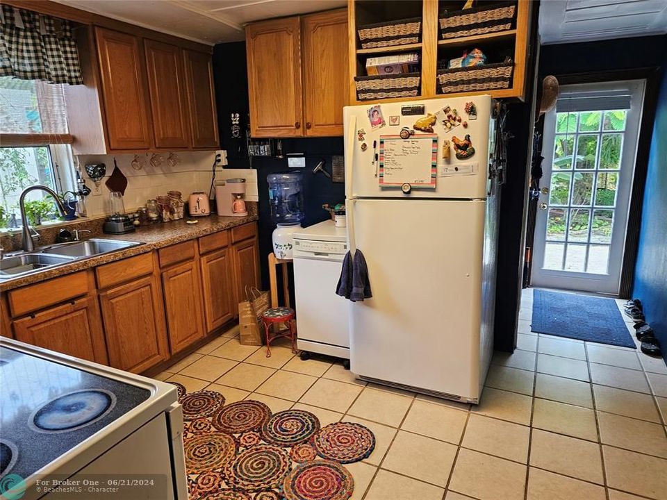 For Sale: $315,000 (2 beds, 1 baths, 981 Square Feet)