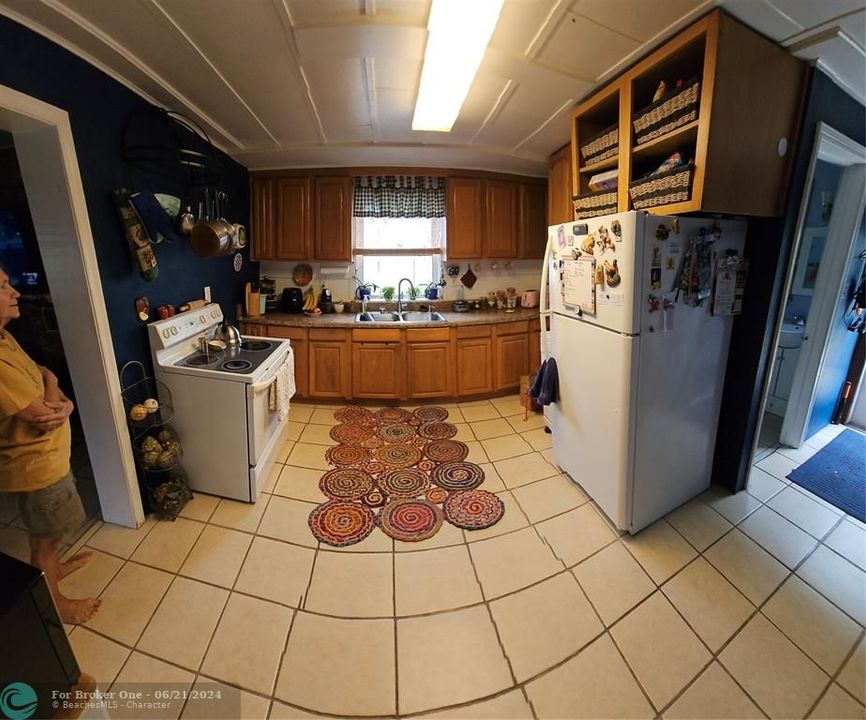 For Sale: $315,000 (2 beds, 1 baths, 981 Square Feet)