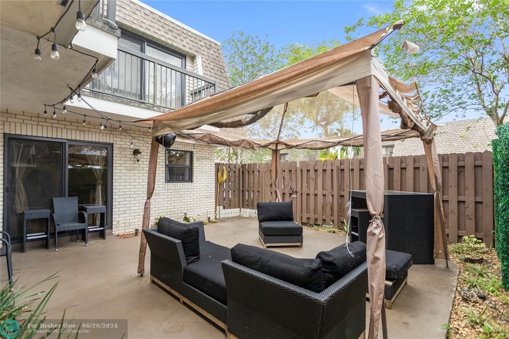 Active With Contract: $2,500 (2 beds, 2 baths, 1530 Square Feet)