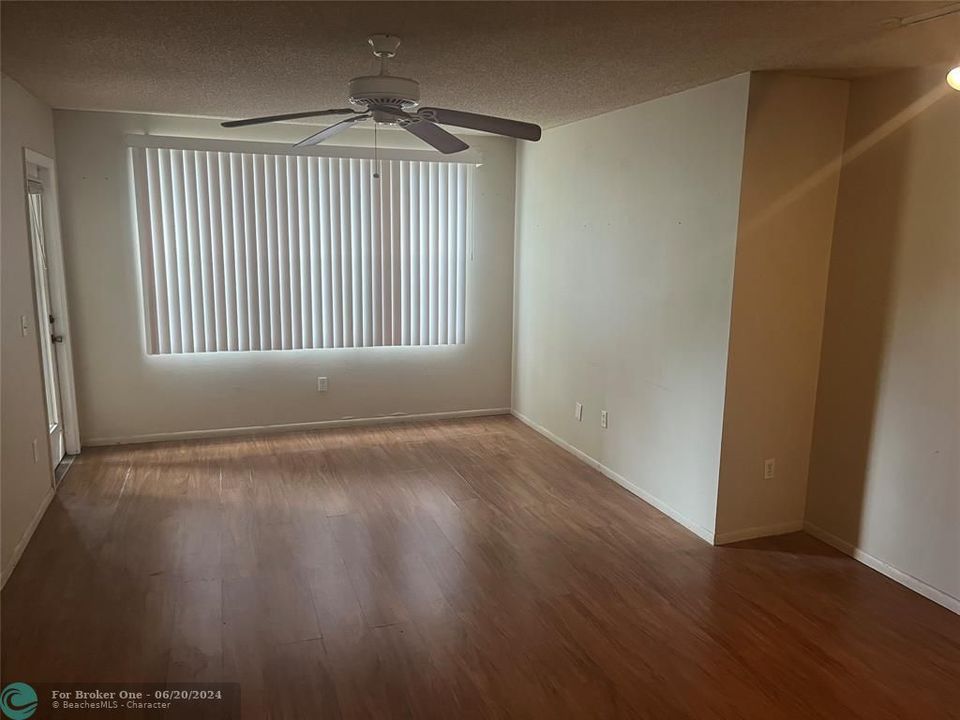 Active With Contract: $1,600 (1 beds, 1 baths, 620 Square Feet)