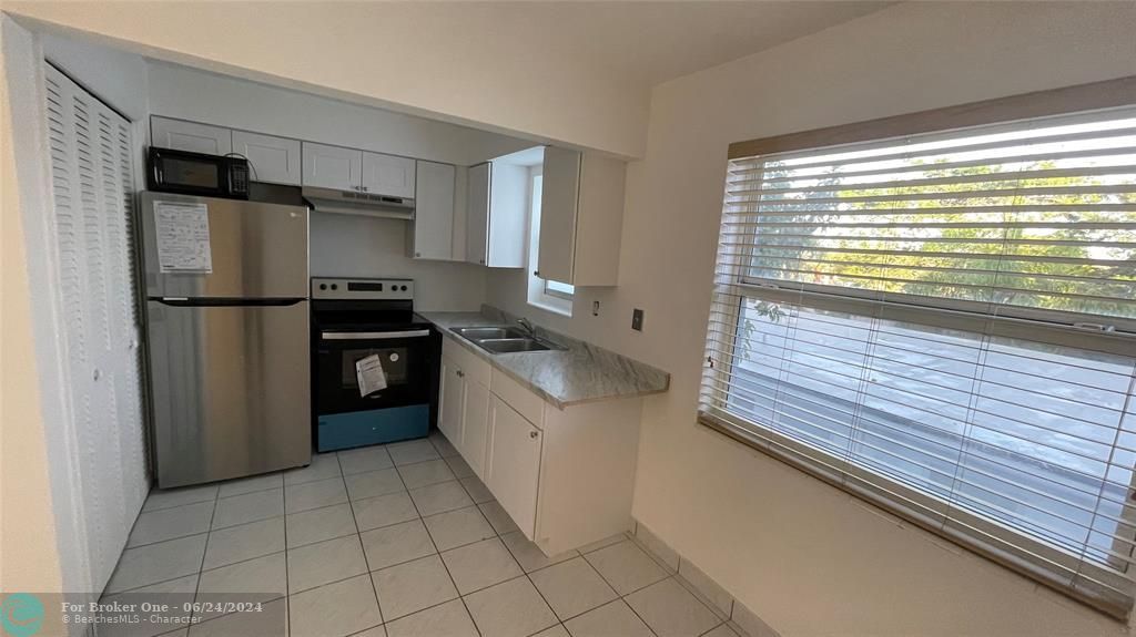 For Sale: $214,900 (1 beds, 1 baths, 645 Square Feet)